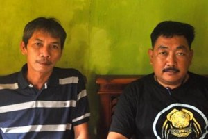 Kepala Desa Timbang, Muchlasin S.A.G, di dampingi Kaur Ekbang